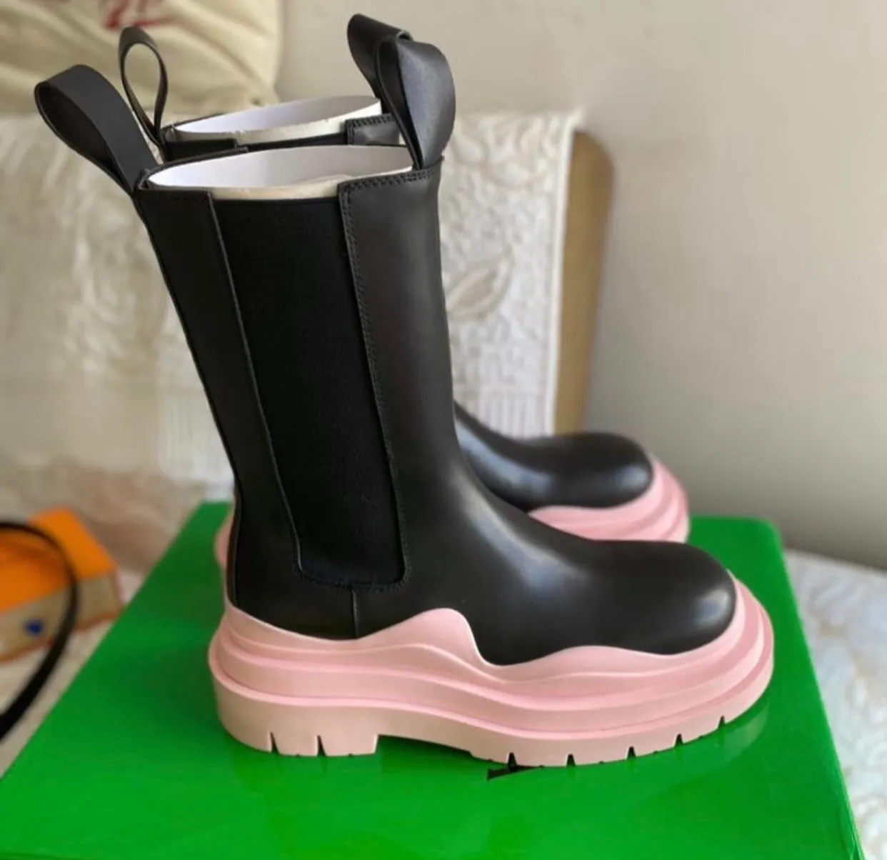 Black/Soft pink Chelsea boots
