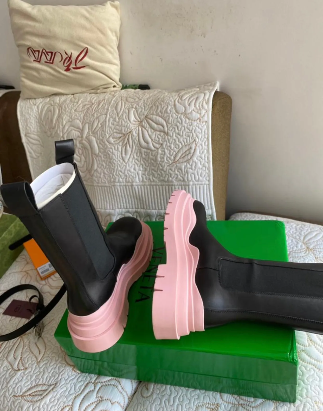 Black/Soft pink Chelsea boots